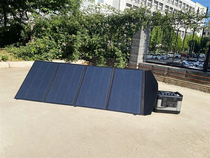 200 W nešiojamasis saulės kolektoriaus skydelis lauke