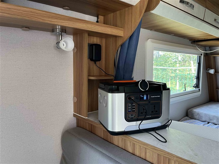 Nešiojamasis maitinimo šaltinis 700W